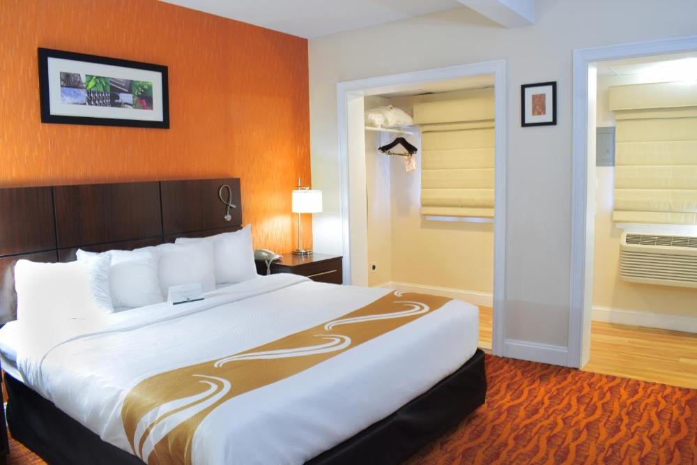 Deluxe King Room with Spa Bath - Non-Smoking interior